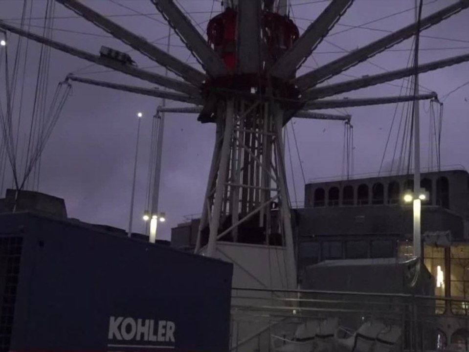 Karussell-schock: fahrgeschäft sackt während der fahrt zusammen