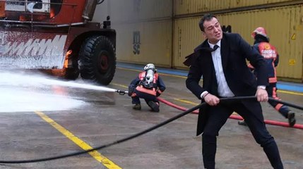 Belediye başkanı, yangına itfaiye ekipleriyle birlikte müdahale etti