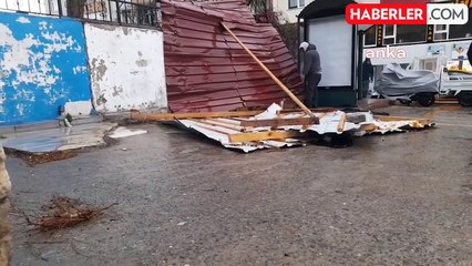 Sinop'ta Şiddetli Rüzgar Dükkan Çatısını Uçurdu, Ağaçları Devrildi