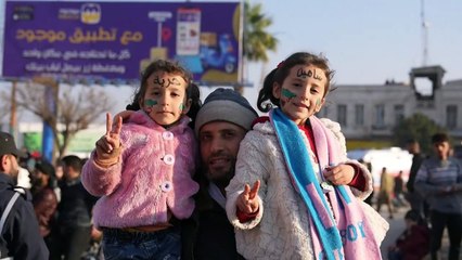 السوريون في إدلب يحتفلون بسقوط الأسد