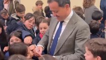 El alcalde de Toledo desata el ‘fenómeno fan’: los alumnos del Divina Pastora le piden autógrafos en la inauguración del belén