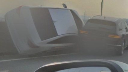 서해안고속도로 낙하물에 차량 추돌...2차 사고도 발생 / YTN