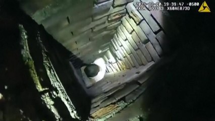 경찰 피해 달아난 남자...굴뚝에 끼어 체포 / YTN