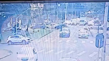 Vídeo mostra ônibus desgovernado arrastando carros em Curitiba