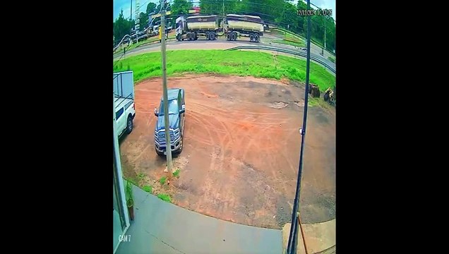 Motociclista morre após ser atropelado por carreta e tem corpo exposto na rodovia