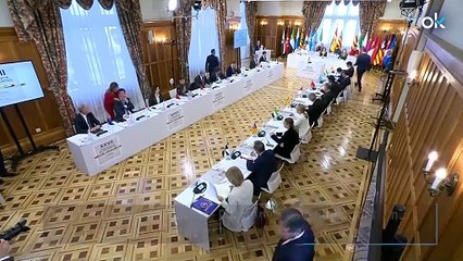 Desplante del ‘feminista’ Sánchez a sus vicepresidentas: las sienta tras él para que no le hagan sombra