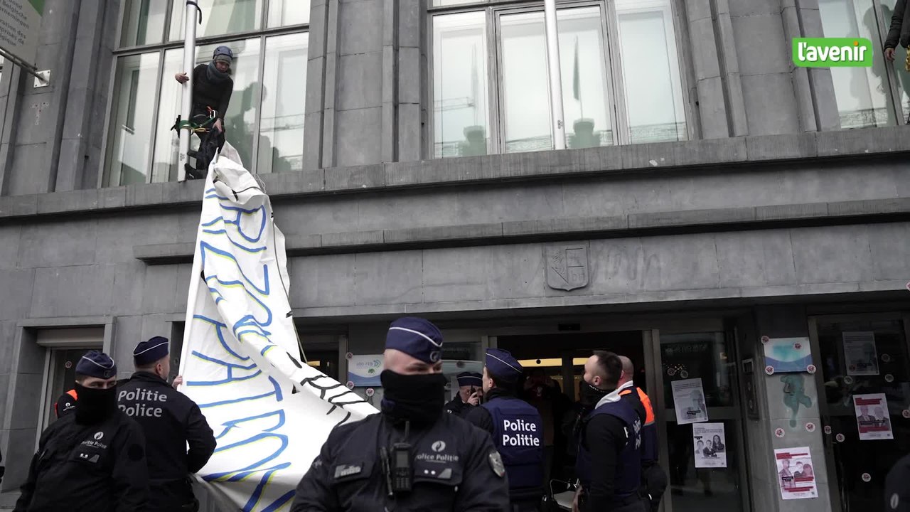Après la manif place Poelaert, activistes et syndicats s’attaquent au siège de la FEB