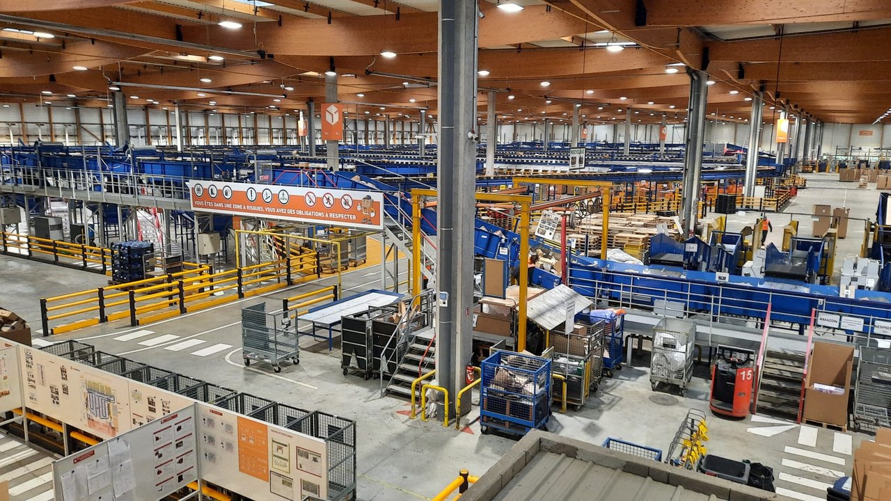 Dans les coulisses d'une plateforme de tri des colis de Noël