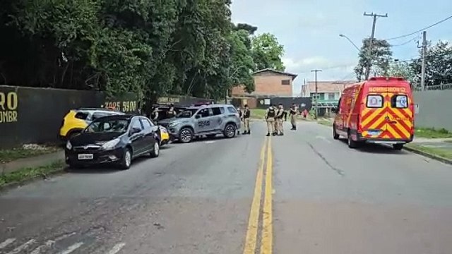 Após perseguição e troca de tiros, homem capota carro no Cajuru, em Curitiba