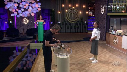 "Isso não é pavê": Cesar faz sobremesa surpreendente no MasterChef