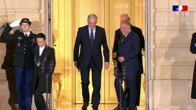 Regardez l'intégralité de la cérémonie de passation de pouvoir entre Michel Barnier et François Bayrou