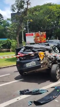 VÍDEO Ônibus sem freio esmaga carros na sinaleira e deixa 1 morto e 9 feridos em Curitiba