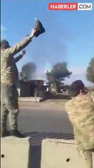 Suriye'den geri çekilen Rusya konvoyuna ayakkabılarını gösterdiler