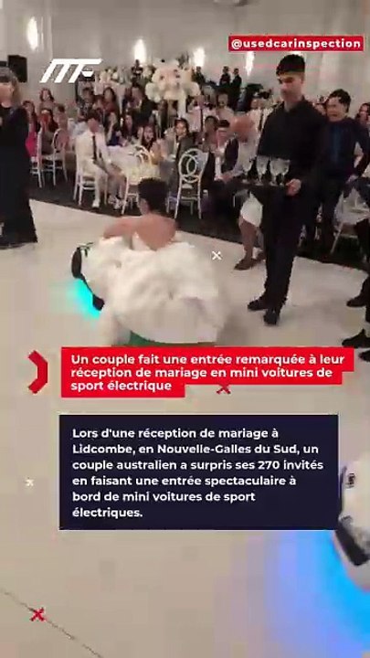 Un couple fait une entrée remarquée à leur réception de mariage en mini voitures de sport électrique
