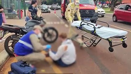Motociclista fica ferida em acidente na Avenida Brasil