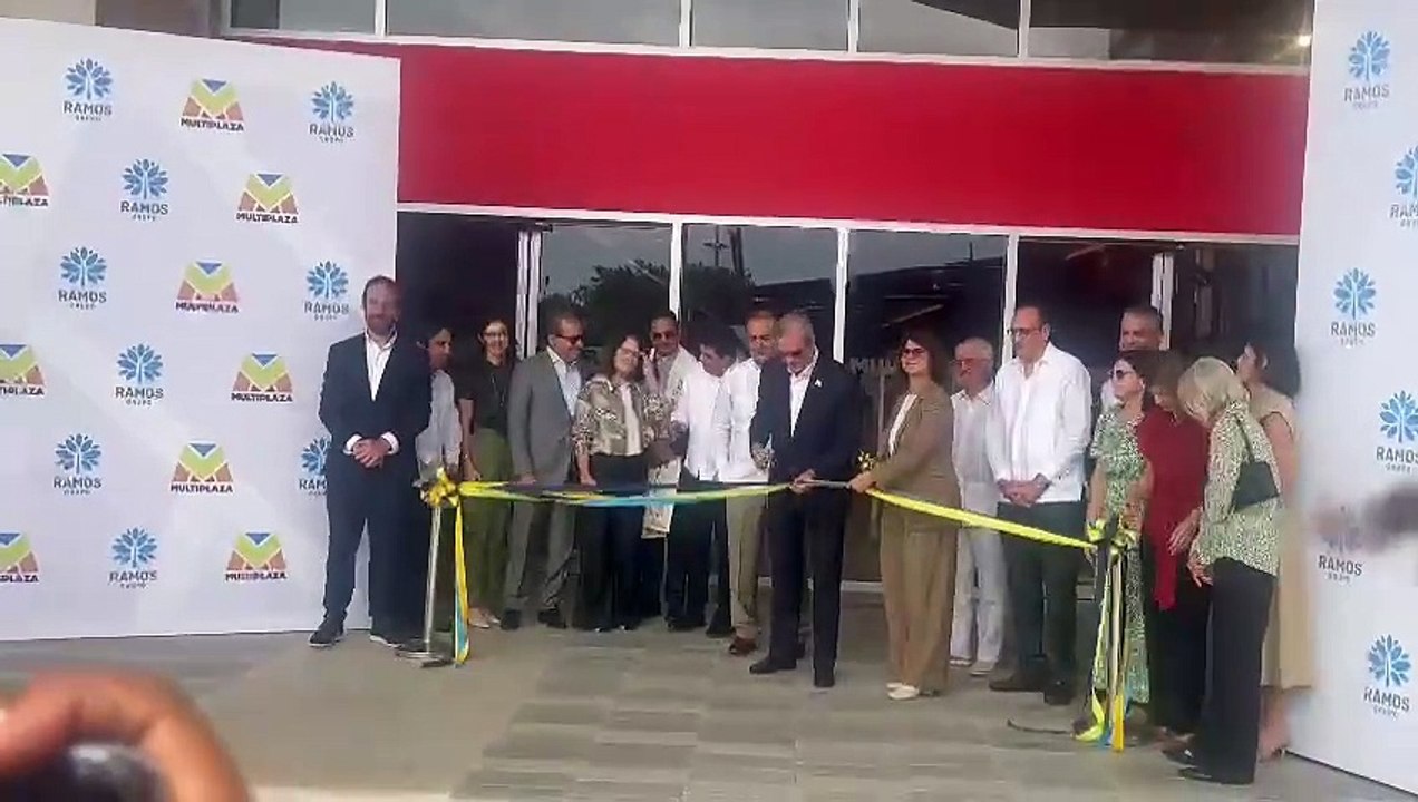 Grupo Ramos inaugura moderna multiplaza en compañía de Abinader