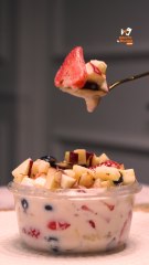 Ensalada de manzana con frutas mixtas y almendras