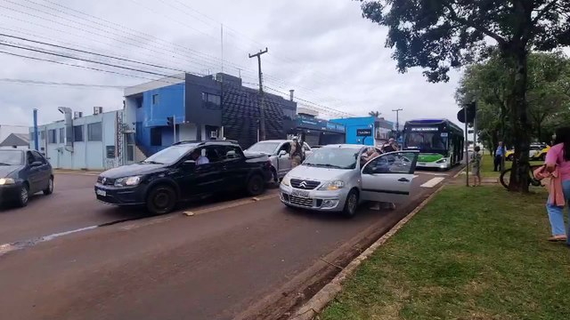 Três carros se envolvem em acidente na Avenida Tancredo Neves em Cascavel