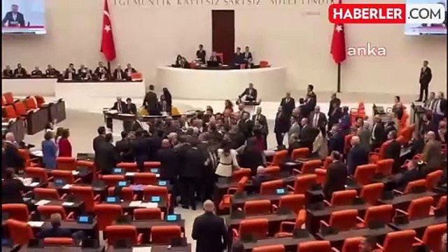 TBMM'de ortalık karıştı: Vekiller fiziki müdahalede bulundu, muhalefet salonu terk etti