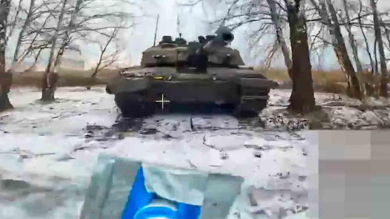 ビデオ: 光ファイバー制御のFPVドローン、ウクライナでチャレンジャー2戦車を攻撃