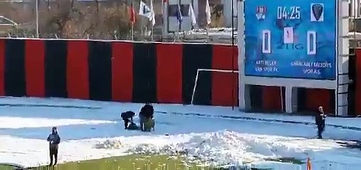 Vanspor-Karacabeyspor maçında şaşırtan olay! Kale arkasında 2 kurban kesildi