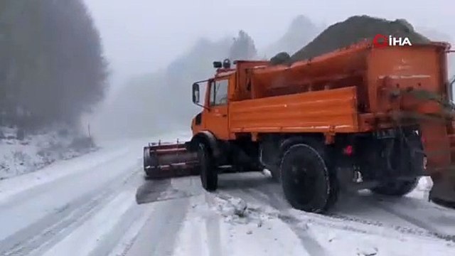 Domaniç-İnegöl yolunda kar esareti! Geçişler kısıtlandı