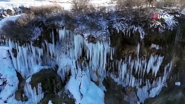 Sivas'ta dondurucu soğuklar! Şelalede dev buz sarkıtları büyüledi!