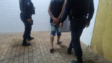 Marido violento é preso após agressão: esposa se defende com cadeirada