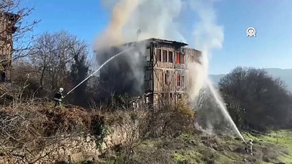 Tarihi konak cayır cayır yandı