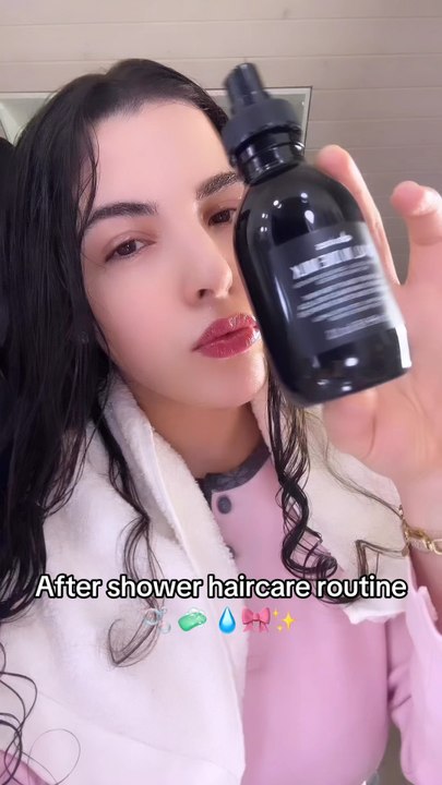 Si t’as jamais testé le Davines Oi all in one milk cours l’acheter ! Tes cheveux ont besoin d’hydratation pas de 20 huiles différentes. Elle hydrate en profondeur, et donne de la brillance grâce à l’huile de roucou et ses antioxydants