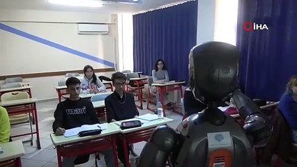 Türkiye'nin ilk insansı yapay zekalı robotu Ada, öğretmenliğe başladı