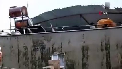 O şehirde rüzgâr çatıları uçurdu!