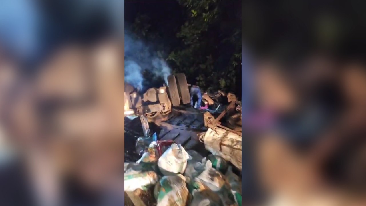 tn7-Chofer muere tras vuelco de tráiler en Ruta 32-131224