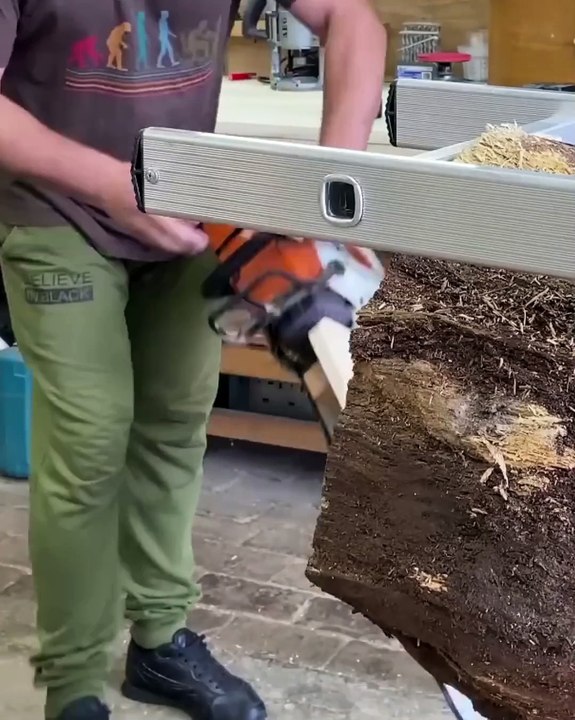 Scier du bois avec une scie à essence#wood#carpenter#woodworking
