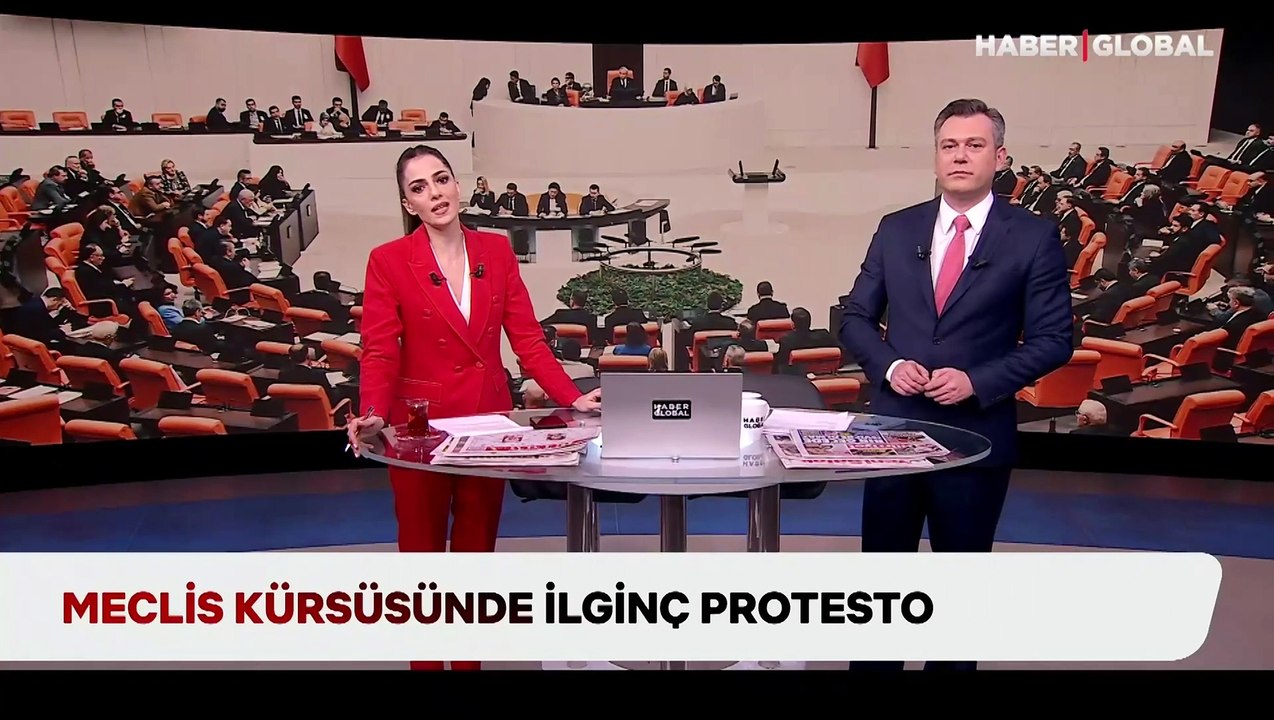 Meclis kürsüsünde ilginç protesto: AK Partili Adem Yıldırım İBB'yi rögar kapağıyla eleştirdi
