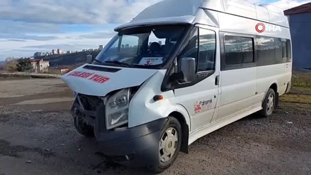 Öğrenci dolu servis otomobille çarpıştı