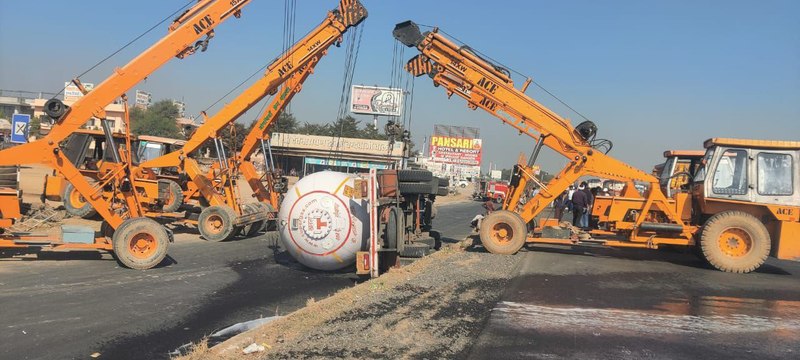 18 टन एलपीजी गैस से भरा टैंकर पलटने पर रिसाव, ट्रैफिक डायवर्ट कर होटल-ढाबों को खाली कराया