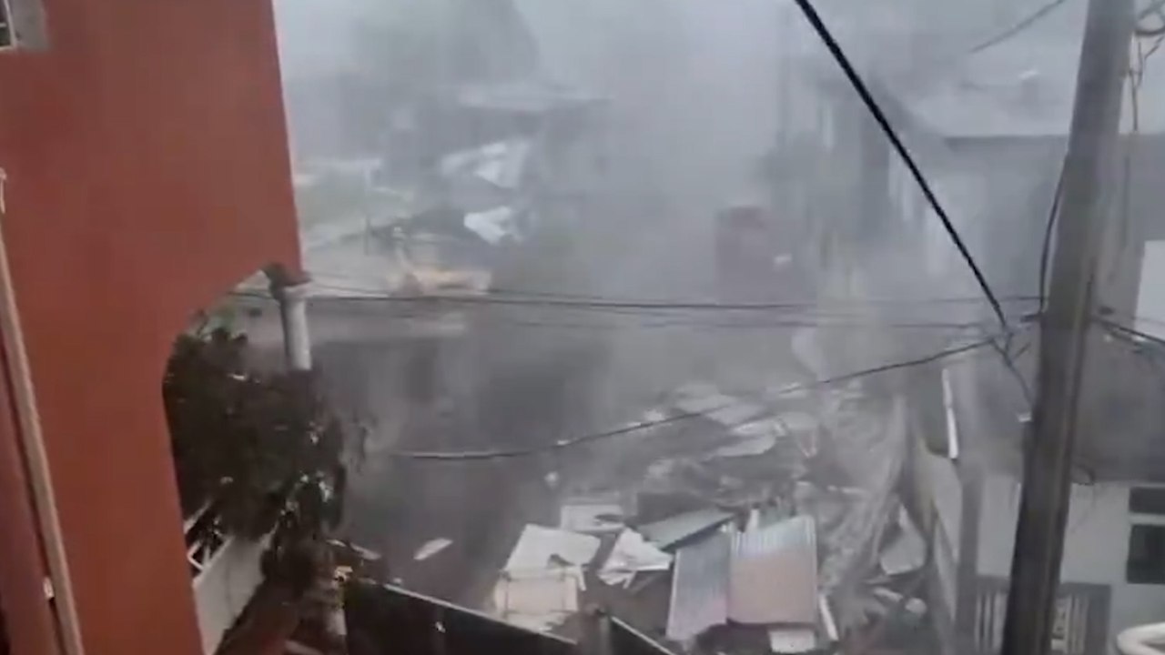 Cyclone à Mayotte : toits arrachés, électricité coupée... Les premières images des dégâts