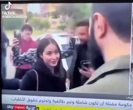 Colani gömlekleri karıştırdı: Fotoğraf çektirmek isteyen kadına 'başını ört' dedi