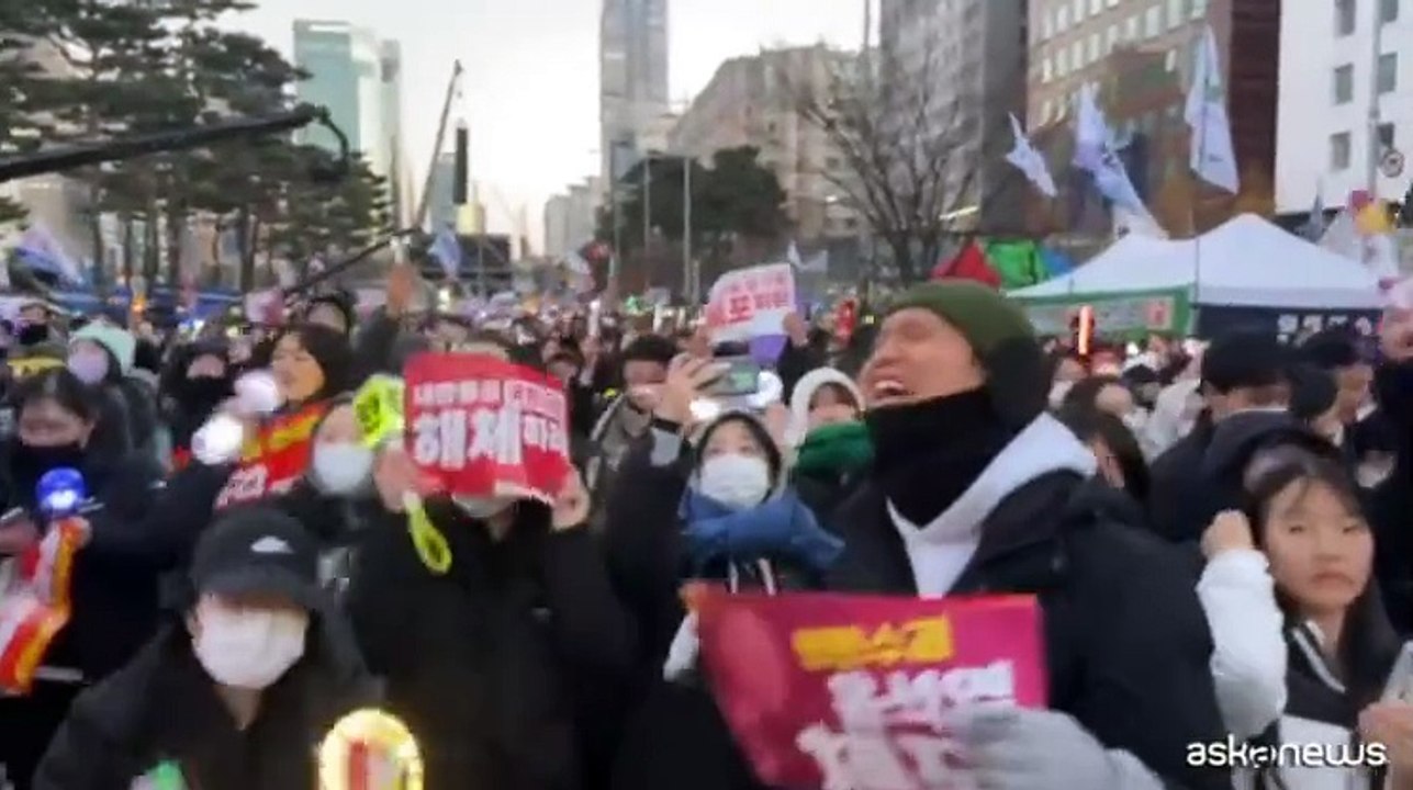 Corea del Sud, la gioia della folla in piazza dopo impeachment Yoon