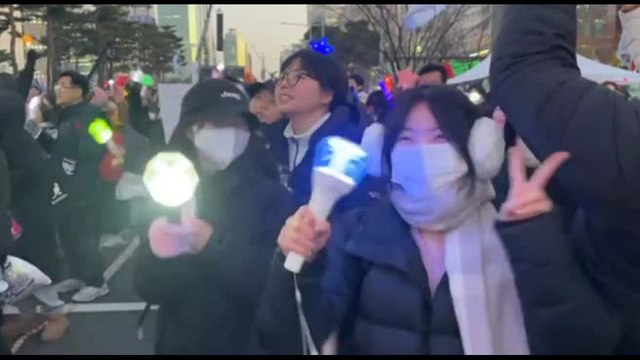 Corea del Sud, la gioia della folla in piazza dopo impeachment Yoon