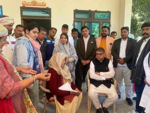 नीमराणा के माजरा काठ गाँव पहुँच कर डॉ. सतीश पूनिया ने दिवंगत ASI सुरेंद्र सिंह ओला को श्रद्धांजलि अर्पित की