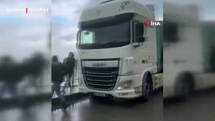 Artvin’de dev dalgaların park halindeki tırın dorsesini parçaladığı anlar şoke etti