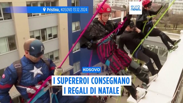 Kosovo: i supereroi consegnano regali ai giovani pazienti oncologici all'ospedale di Pristina