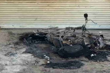 स्कूटी में युवती ने लगाई आग