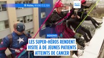 Des super-héros offrent des cadeaux à de jeunes patients kosovars atteints de cancer à l'hôpital de Pristina