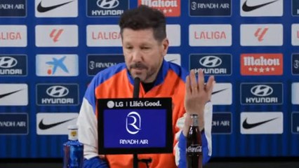 Cholo Simeone: "Riquelme tendrá que convivir con lo que tiene el fútbol y la sociedad"