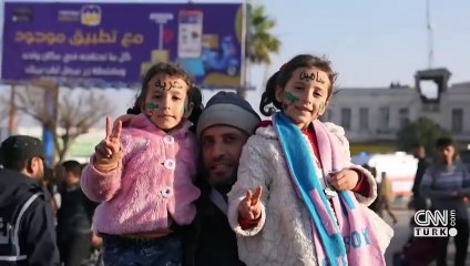 ÖZGÜRLÜK KUTLAMALARI: İdlib ve Halep'te binlerce Suriyeli sokaklarda!