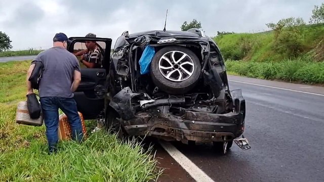 Citroën C3 Aircross e Chevrolet S10 se envolvem em forte colisão na BR-163 em Cascavel
