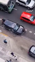 Atropelló a un ciclista ruso y trató de escapar por Libertador con la víctima en el capot - CLARÍN (1080p, h264, youtube)